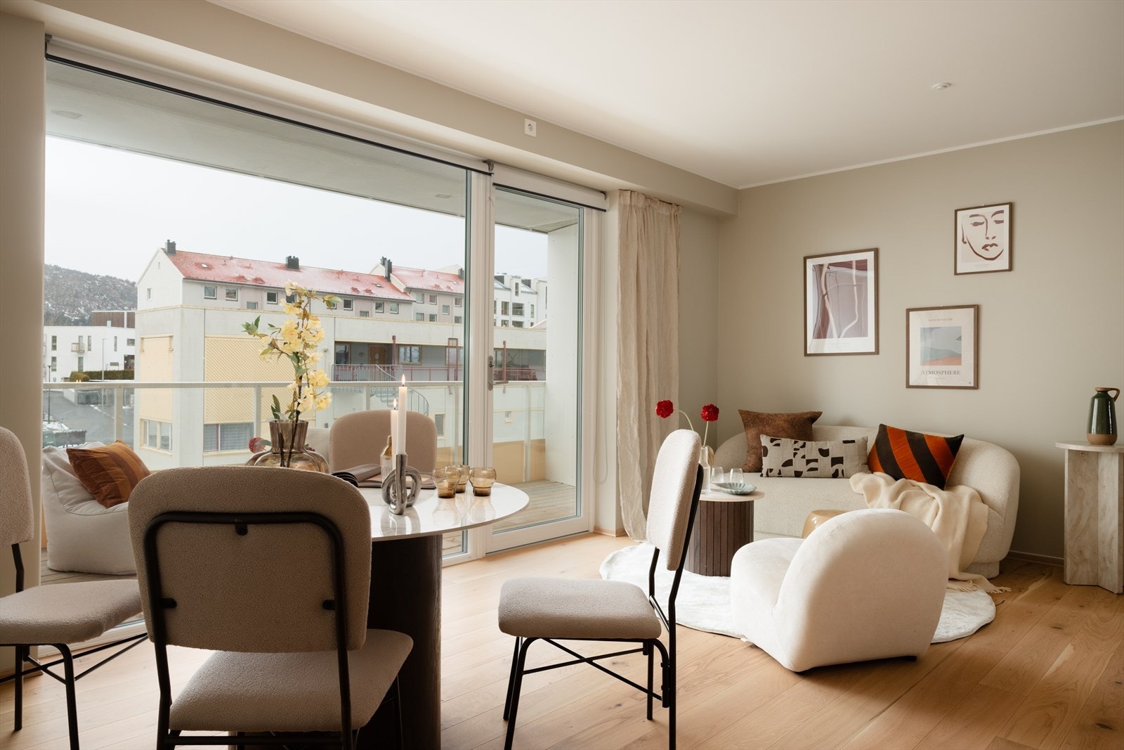 Leiligheten har en romslig stue-/kjøkkenløsning. Galleribilde