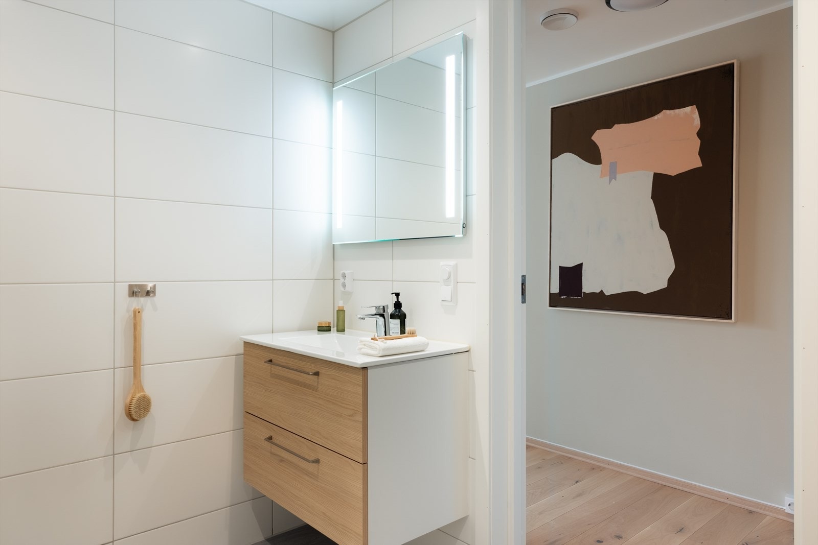 Bad med nedfelt servant og høyskap Galleribilde