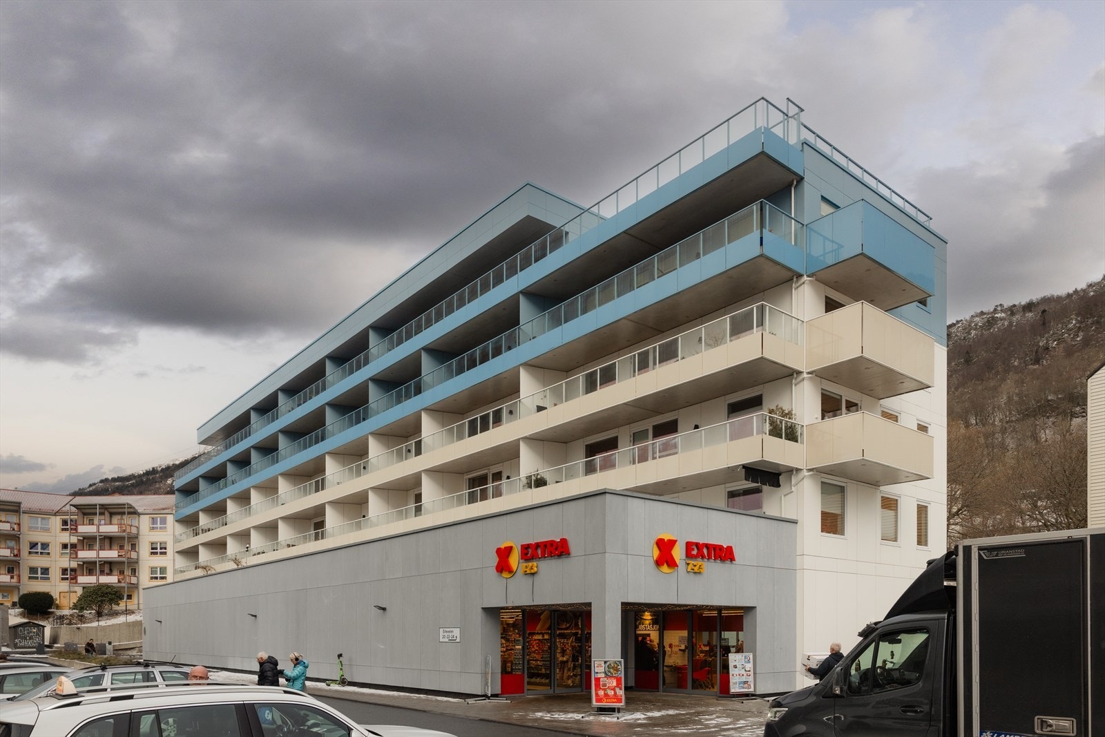 Erleveien 22 ligger sentralt til på Landås. Fra ytterdøren er det bare få meter til matværebutikk, bussholdeplass og den lokale pizzarestauranten San Marino Galleribilde