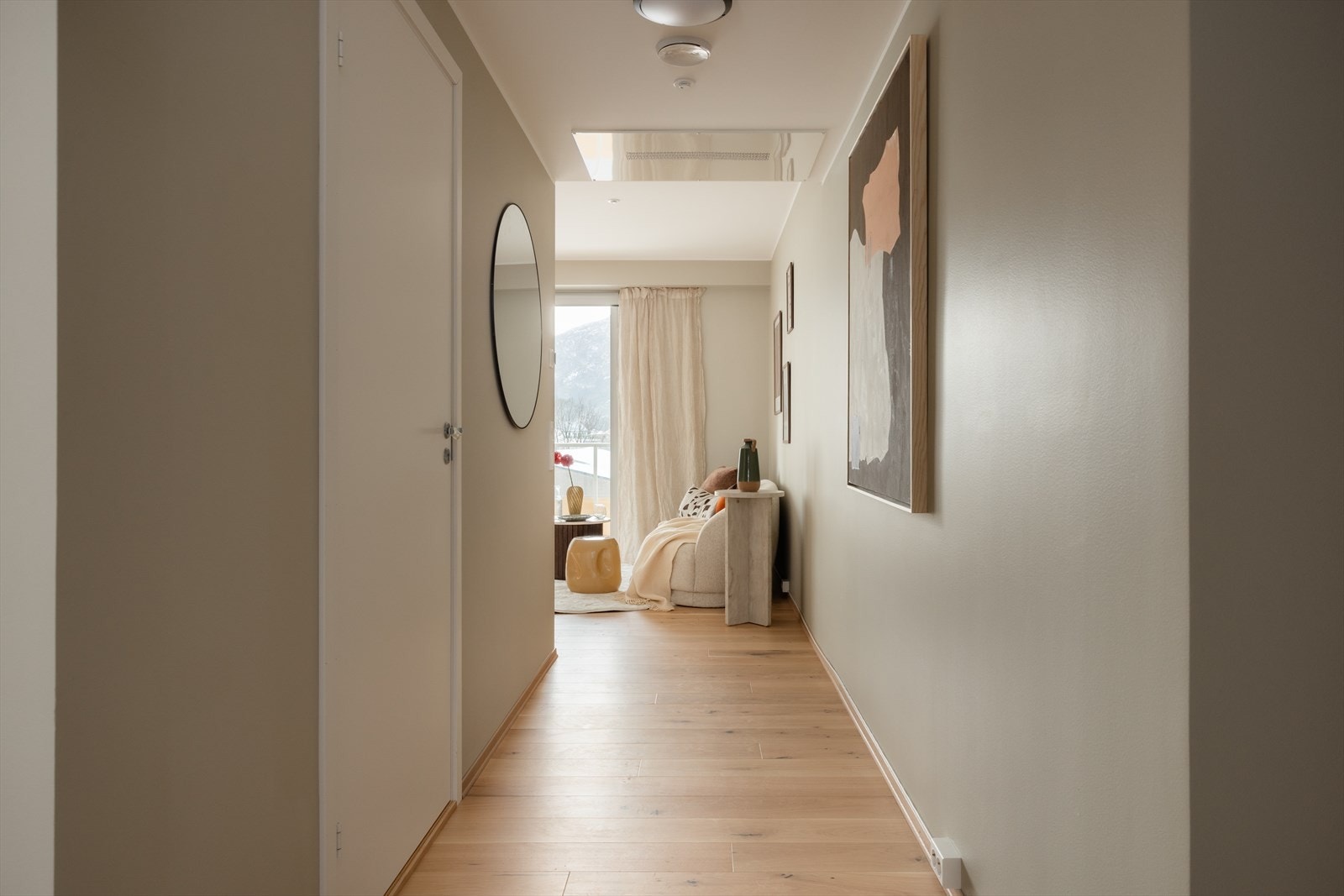 Leiligheten er belagt med en flott enstavs eikeparkett og har tidsriktige fargevalg Galleribilde