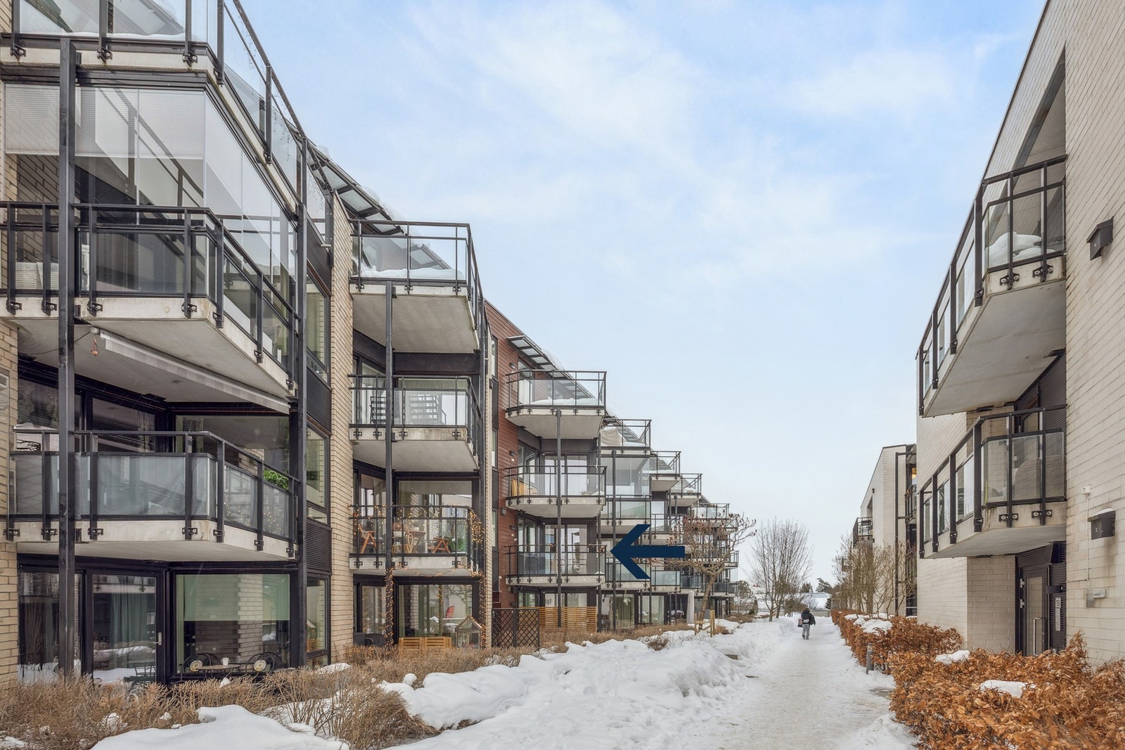 Leiligheten har en sentral og attraktiv beliggenhet med kort gangavstand til Jessheim Storsenter, togstasjon og sentrum med et bredt utvalg av butikker og servicetilbud. Galleribilde