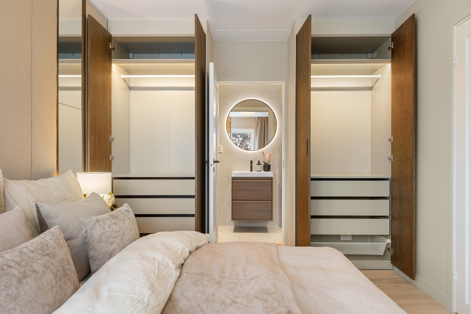 Ingenting er overlatt til tilfeldighetene i denne leiligheten. Garderobene har en fin fordeling av oppbevaringsplass og selvfølgelig innvendig belysning! Galleribilde