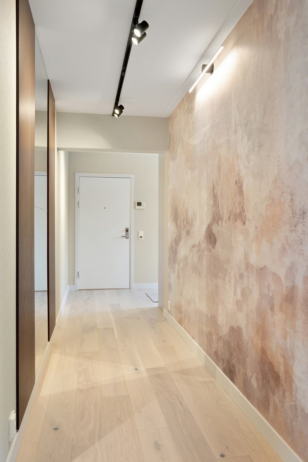 Videre inn i entréen er det lagt en lekker foto-tapet på den ene veggen, et kunststykke i seg selv! Galleribilde