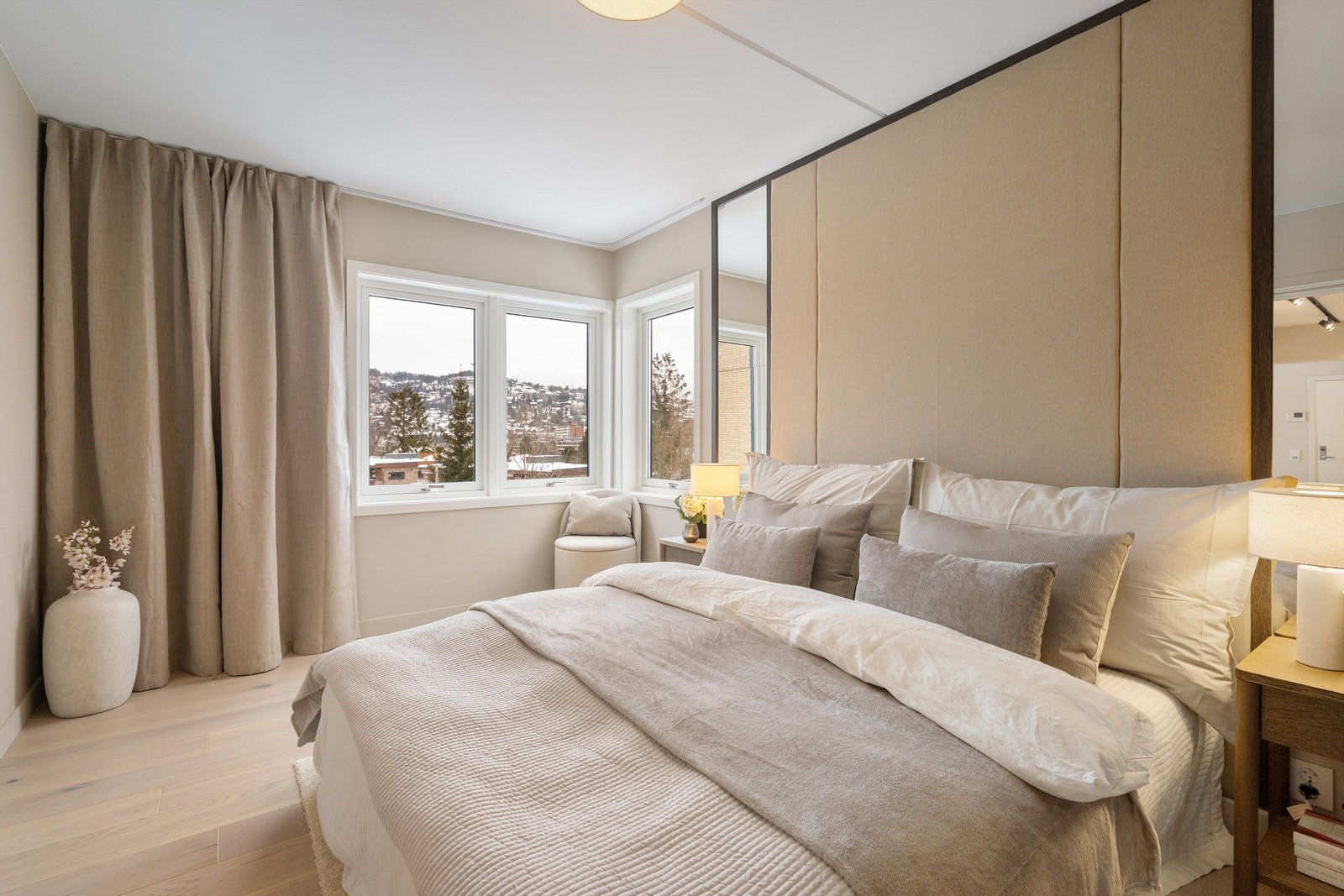 Hovedsoverommet er holdt i duse og behagelige nyanser, som sammen med materialvalgene skaper den gode "hotell-følelsen" Galleribilde