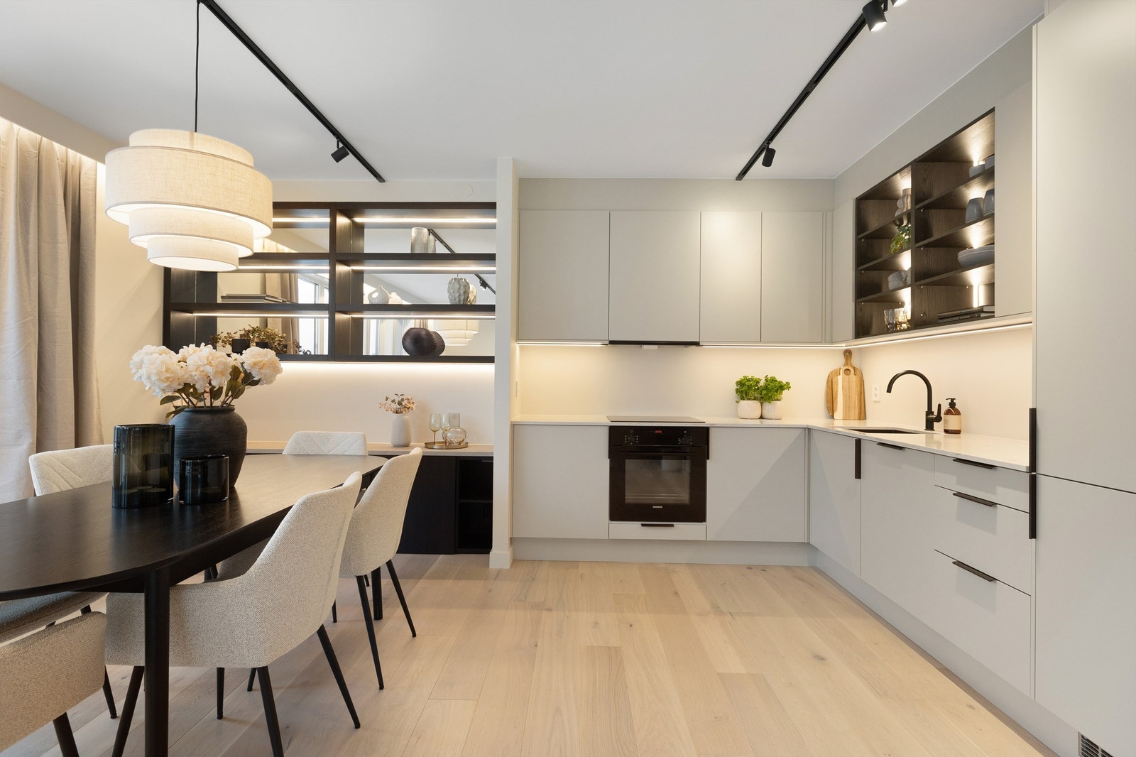 Det er god plass til et stort spisebord ved kjøkkenet, nærmest de fine vinduene. Galleribilde