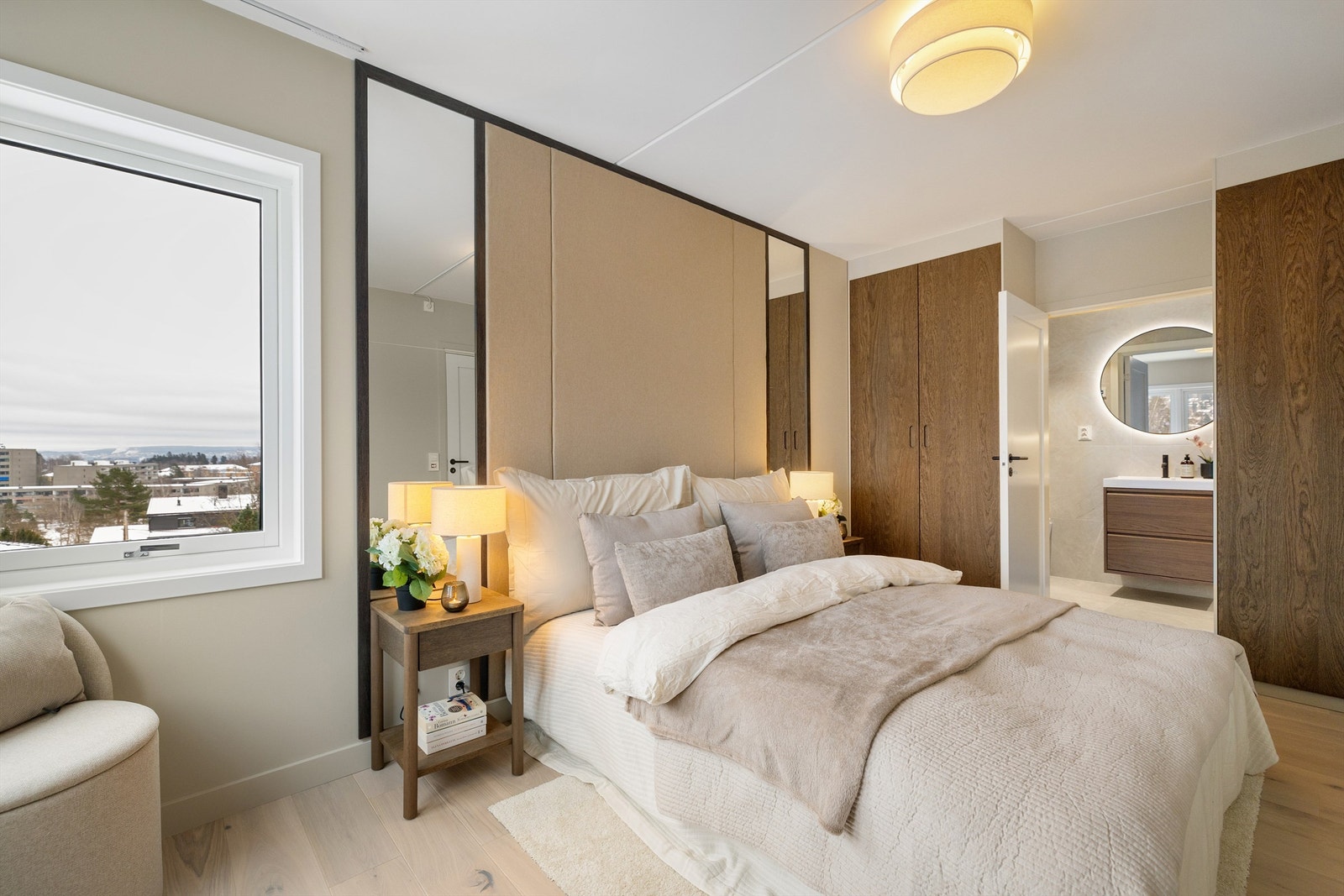 Det er rikelig med oppbevaringsplass i store, innebygde garderobeskap. Galleribilde