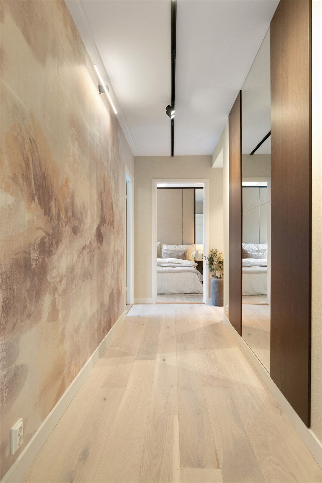 Entréen knytter boligens rom fint og sømløst sammen. Galleribilde