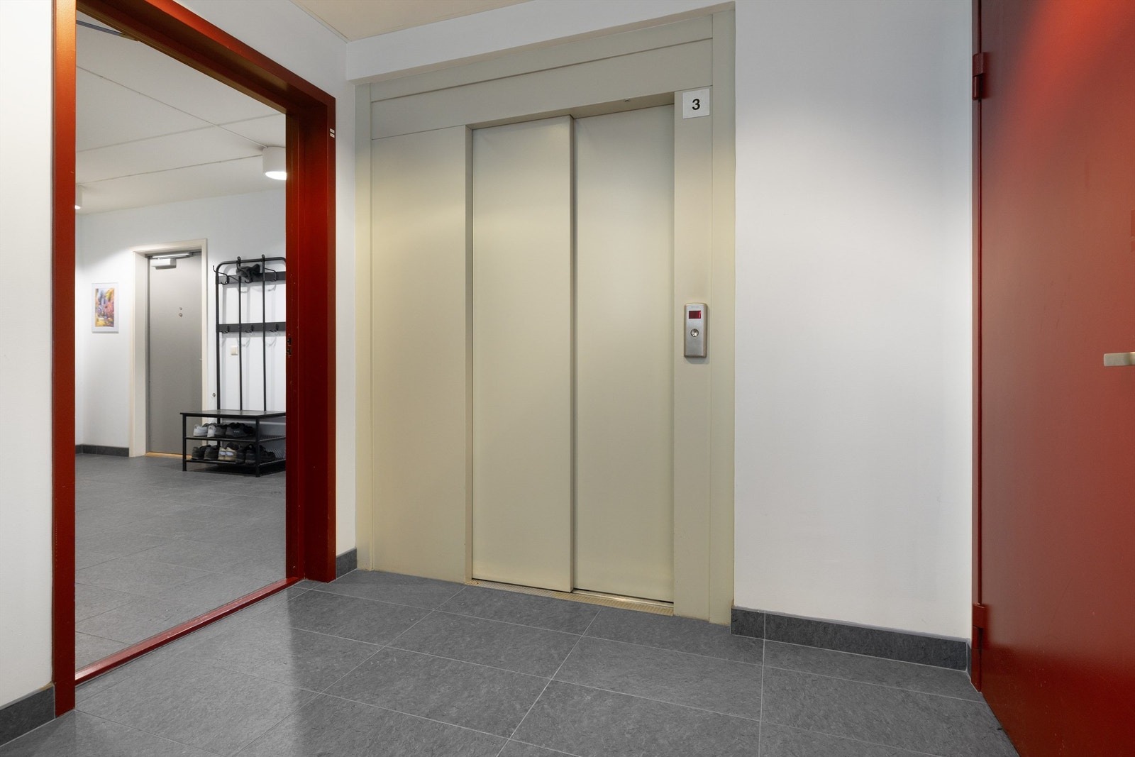 Leiligheten ligger i 3. etasje med enkel heisadkomst og deler et låsbart vindfang med èn annen leilighet. Galleribilde