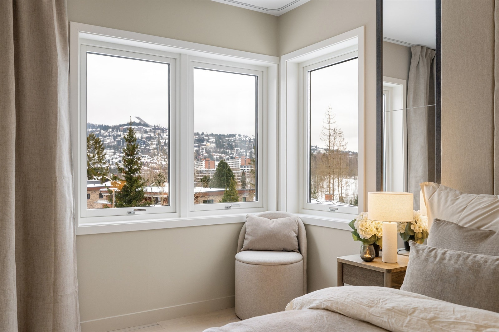 Leiligheten ligger høyt og fritt, skjermet for innsyn og med vakkert utsyn mot Holmenkollen. Galleribilde