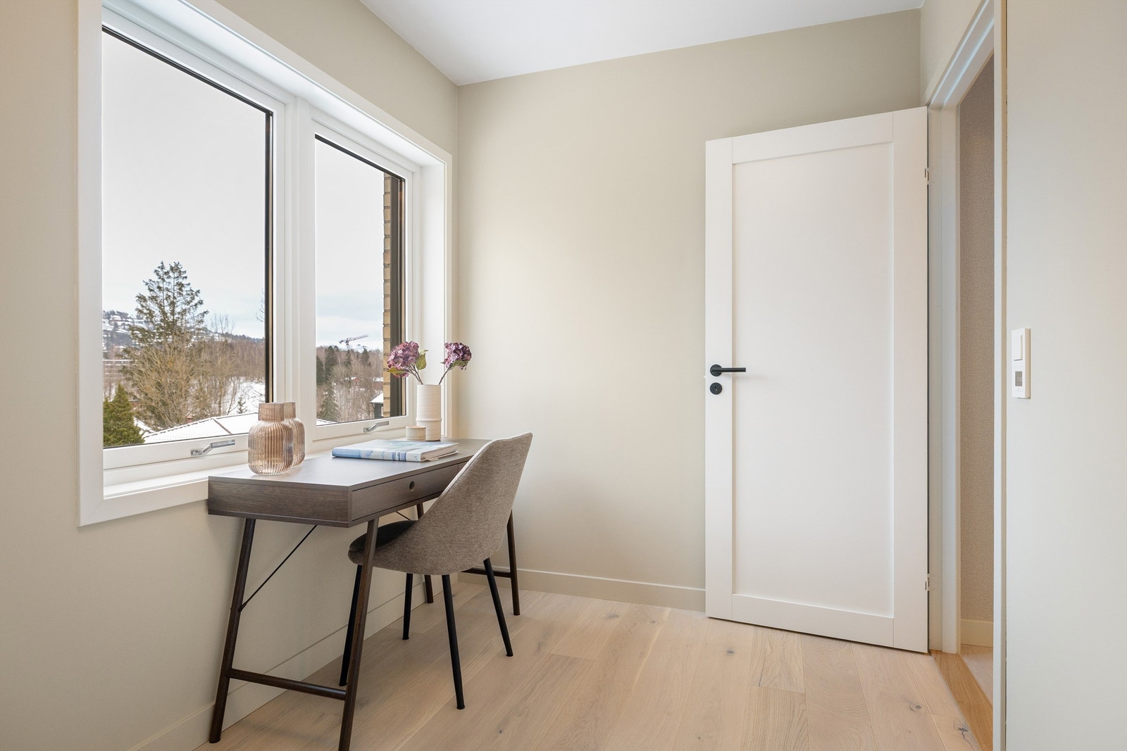 Det er god plass garderobeskap hvis du ønsker ytterligere oppbevaring i rommet. Galleribilde