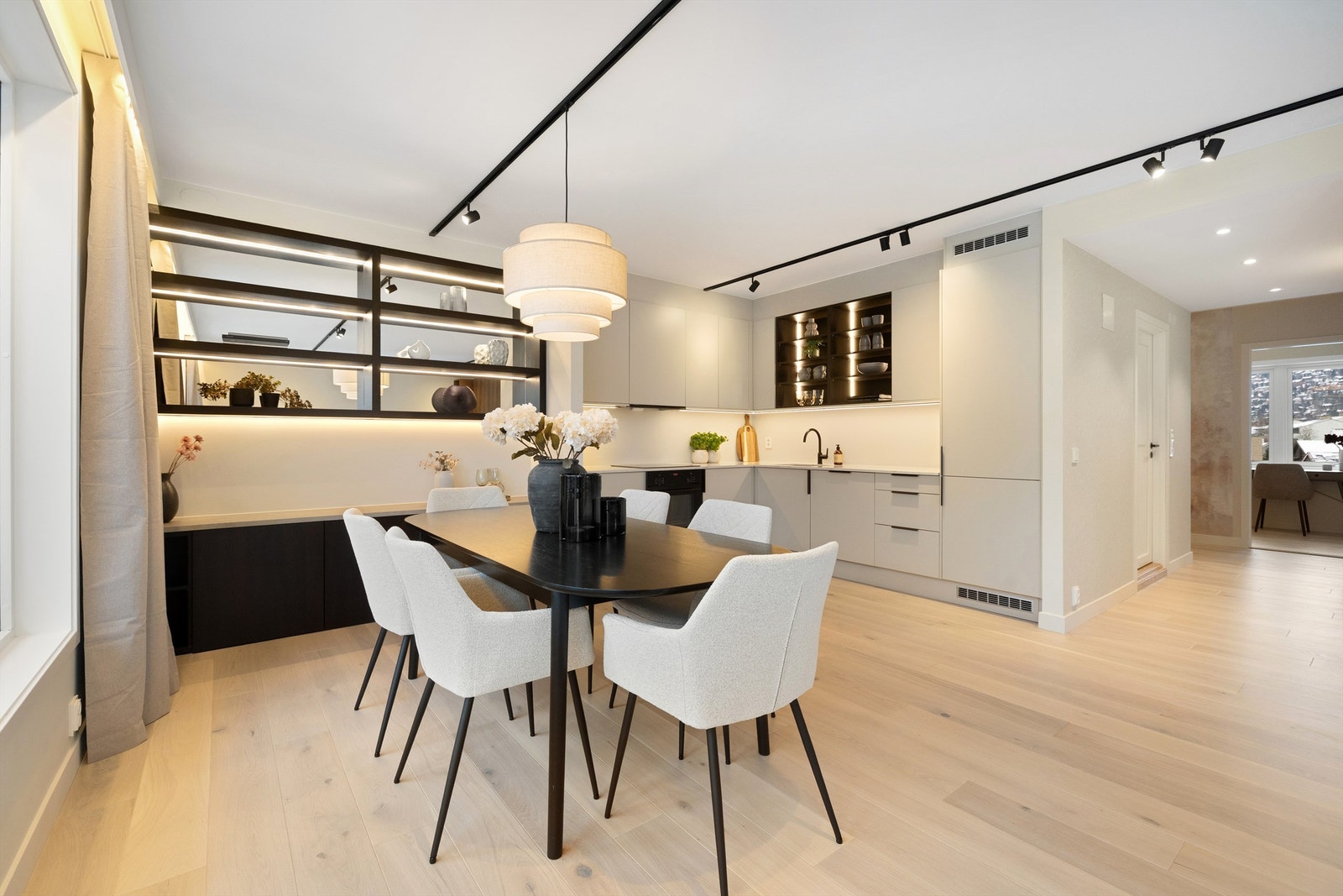 I åpen løsning mot stuen er det nye HTH kjøkkenet virkelig et blikkfang. Galleribilde