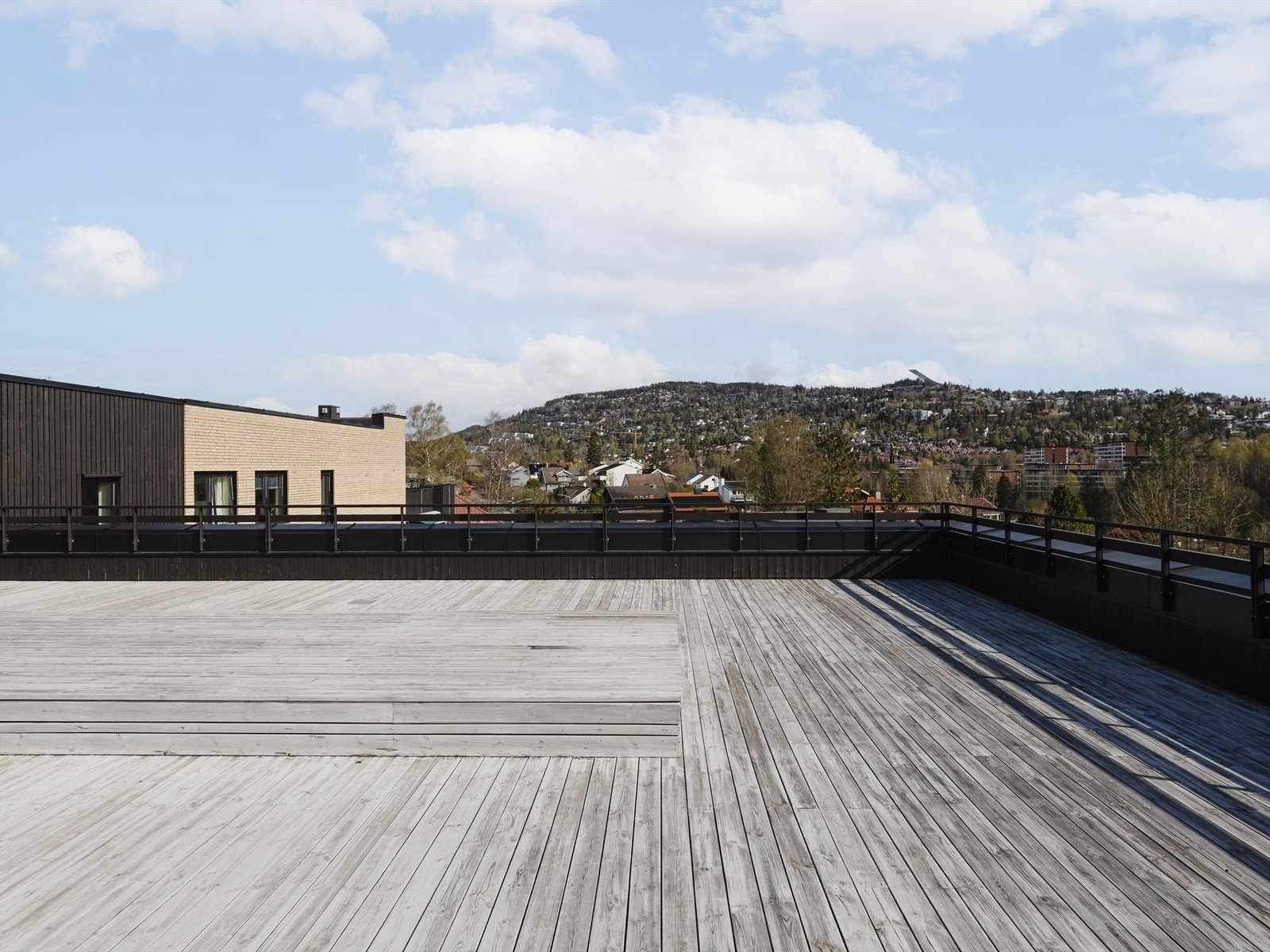 Sameiet har en stor felles takterrasse som bare ligger en liten heistur unna! Galleribilde