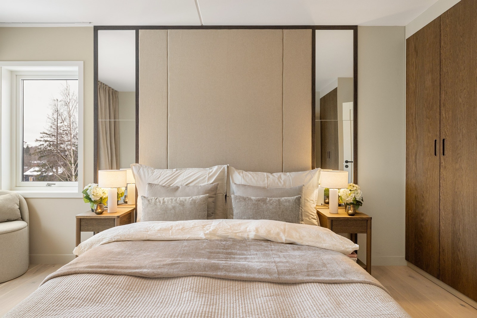 Soverommet har flere flotte detaljer som denne snekkerbygde sengegavlen med innfelte speil. Galleribilde