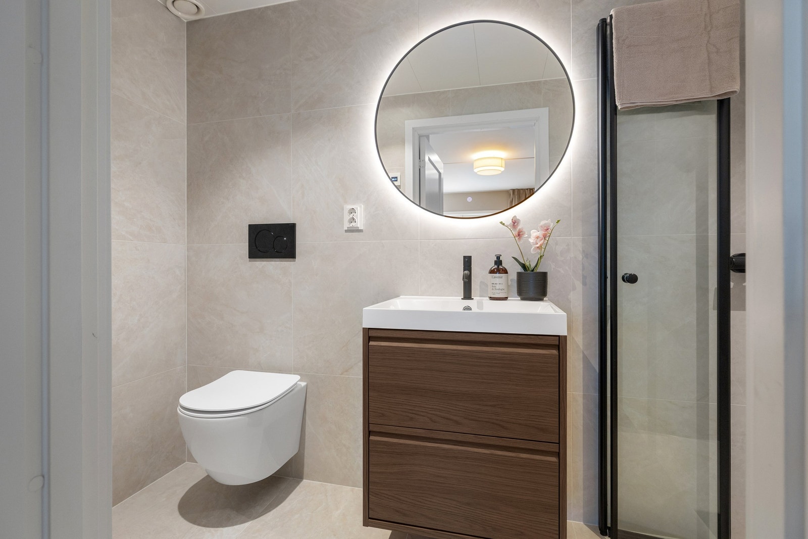 Også her er det de samme lekre Porcellanato-flisene som på hovedbadet og behagelig gulvvarme. Servantinnredningen står i stil med hovedbadet og gir et helhetlig inntrykk. Galleribilde