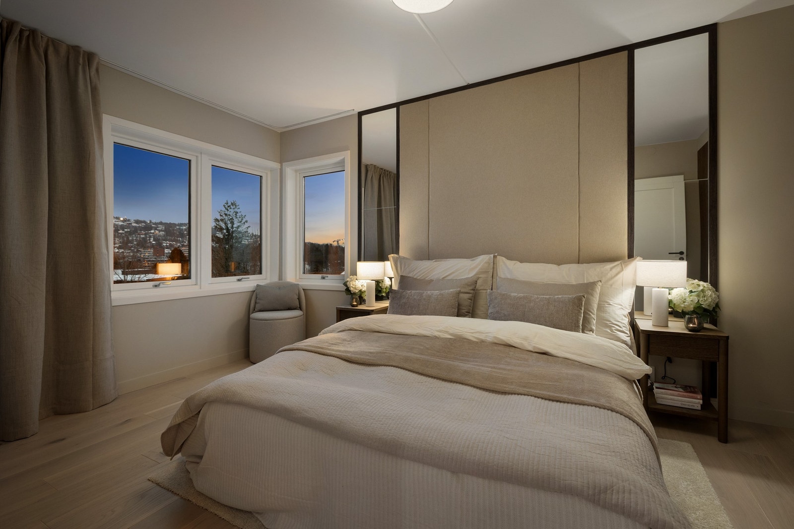 Hovedsoverommet er av god størrelse og har plass til både dobbeltseng og tilhørende nattbord. Galleribilde