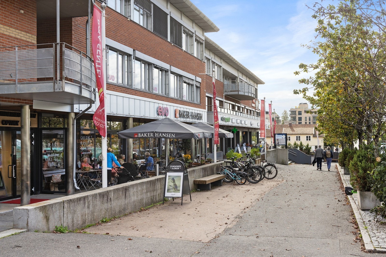 Fra leiligheten er det også umiddelbar nærhet til Røa senter som byr på et godt utvalg av butikker og servicetilbud som stor Meny, bokhandel, blomsterbutikk, apotek, frisør, kaféer, renseri m.m. Galleribilde