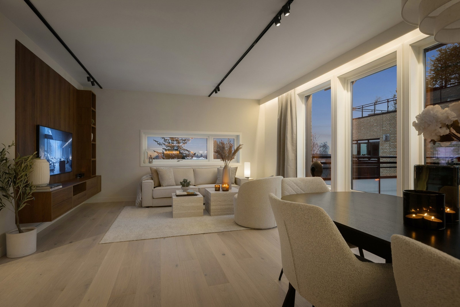 Leiligheten ligger på hjørnet av bygget og det ligger ingen leiligheter over denne, kun den fine felles takterrassen som vi skal se på senere! Galleribilde