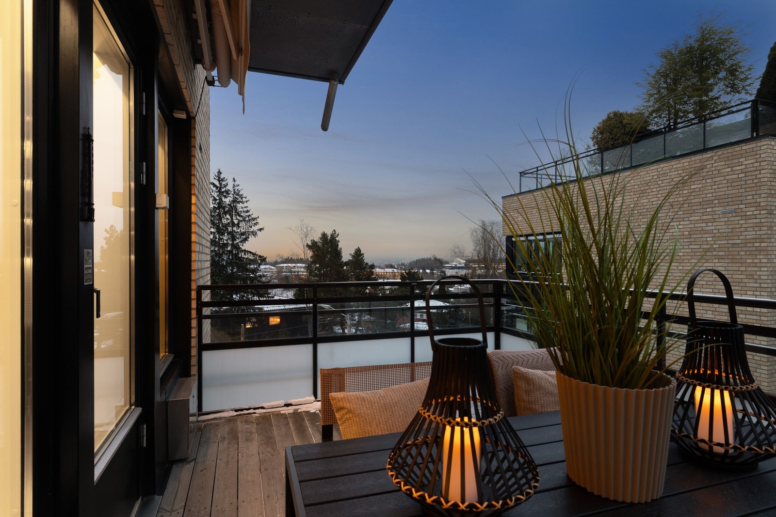 Byens lys og skogens ro kan nytes samtidig fra denne usjenerte balkongen. Galleribilde