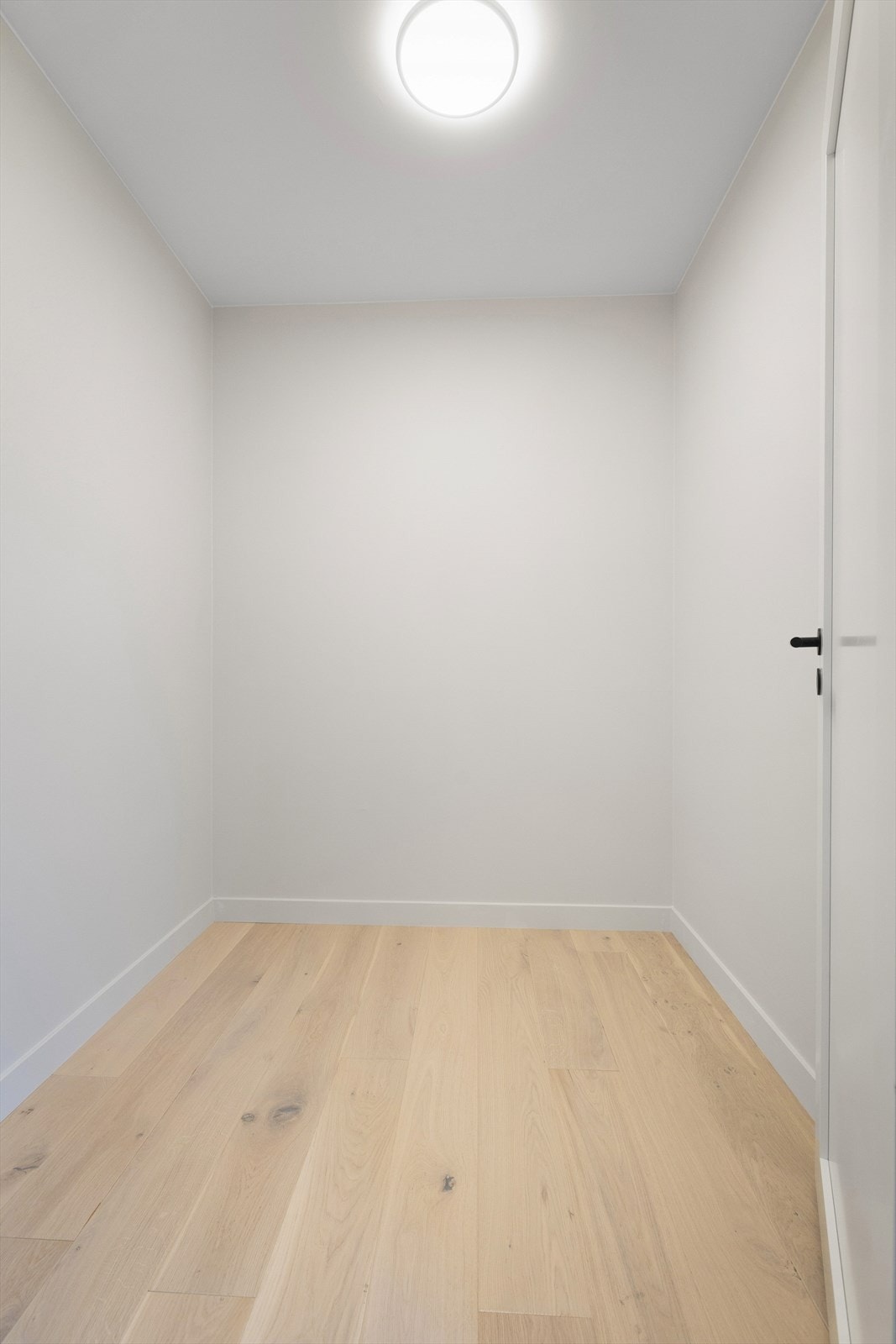 En romslig innvendig bod med sensorstyrt belysning gir rikelig med oppbevaringsplass til tørrvarer, støvsuger eller ytterligere garderobeplass hvis du foretrekker det. Galleribilde