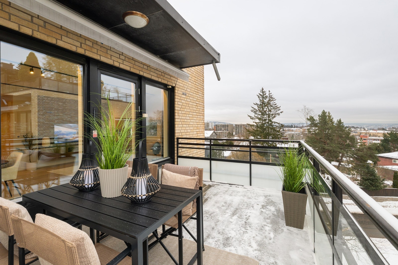 Balkongen er på 12m² og har både markise og uttak fra byggets felles gass-anlegg. Galleribilde