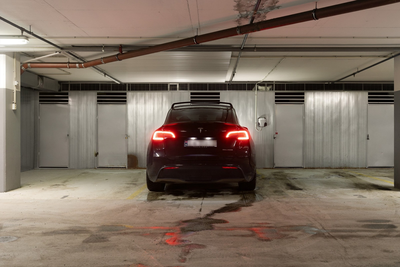 Bruksrett til garasjeplass m/ mulighet for el-bil lader i oppvarmet garasjeanlegg. Leiligheten disponerer også en sportsbod bak parkeringsplassen. Galleribilde