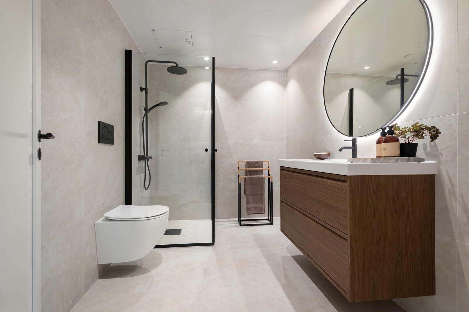 Leiligheten har to lekre bad som begge ble pusset opp i 2026. Hovedbadet er meget romslig og har lekker innredning, skjult opplegg for vaskemaskin og deilig gulvvarme. Galleribilde