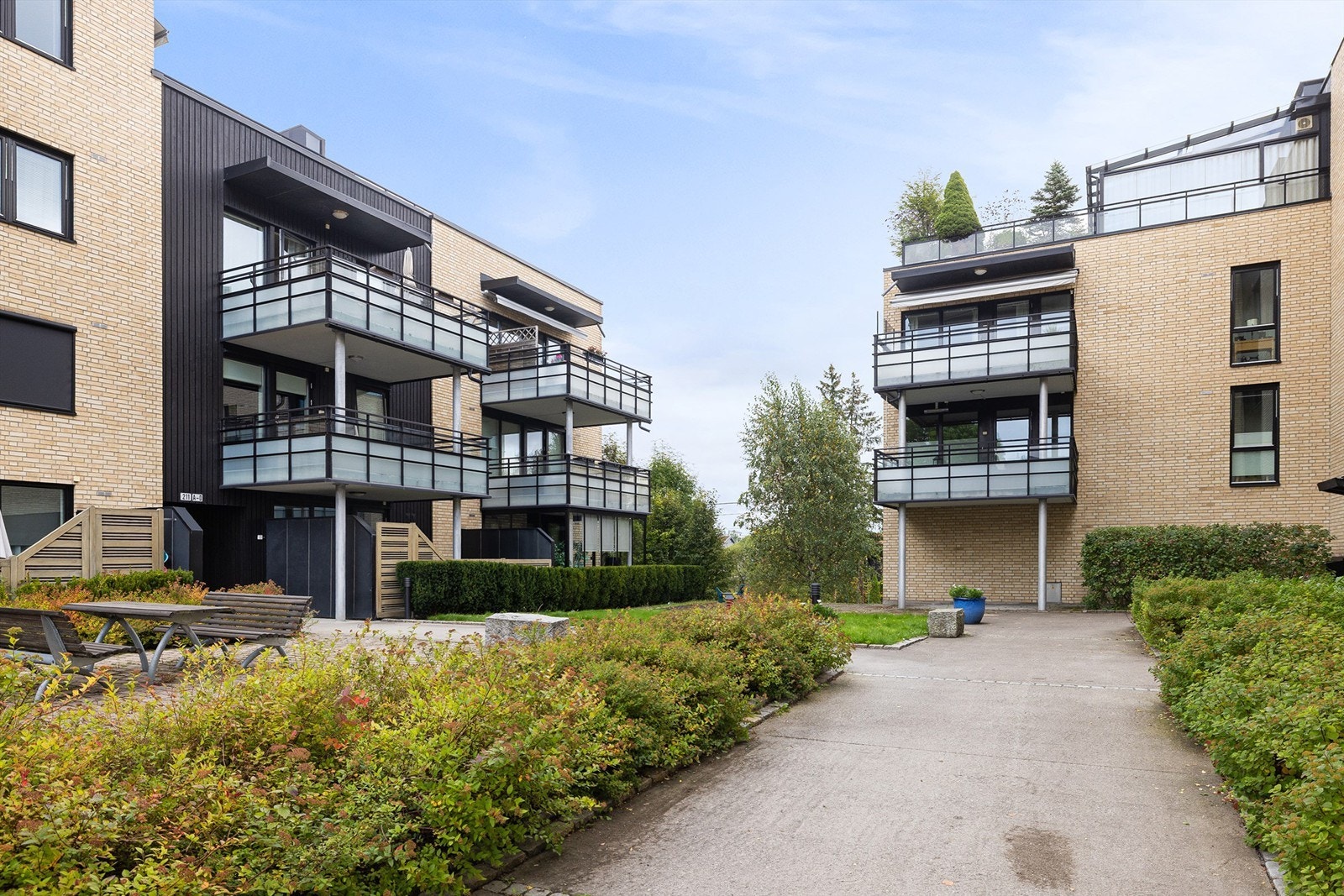 Sameiet har pene fellesarealer med sittegrupper og grøntområder som ivaretas av gartner. Sameiet har avtale med vaktmester om brøyting og strøing av fellesarealer om vinteren. Galleribilde