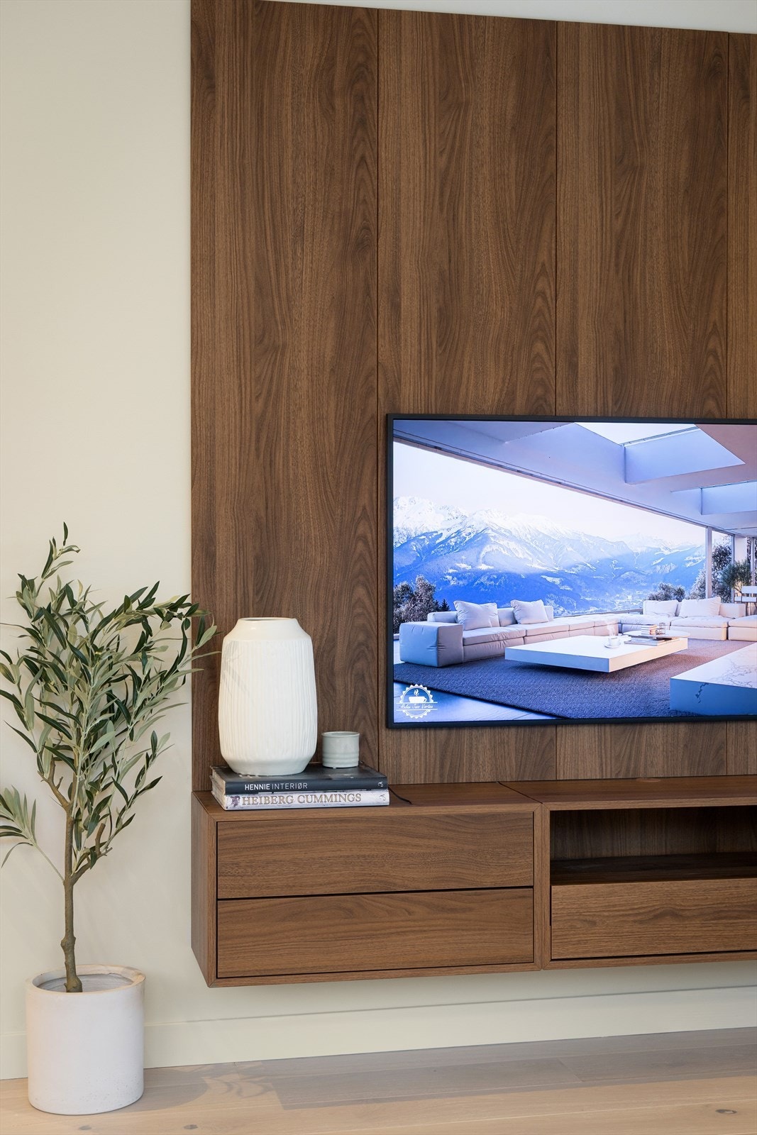 Plassbygde løsninger rammer inn stuen på en elegant måte og sikrer at alle kabler skjules i veggen. Galleribilde