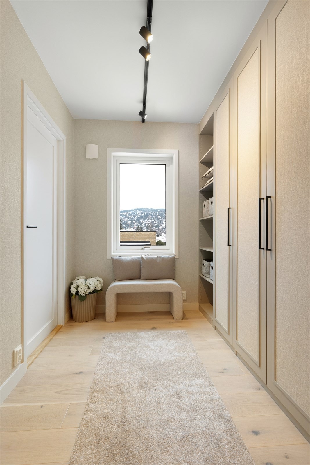 Leiligheten har vinduer med fritt utsyn i alle rom, entréen er intet unntak! Galleribilde