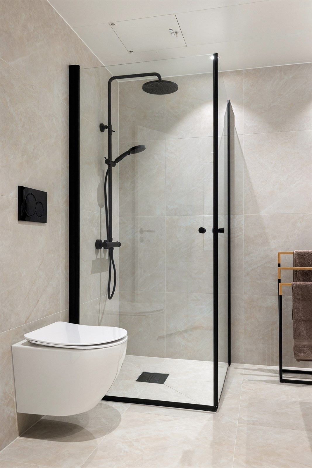 Alle overflater, innredning og armaturer er nytt fra 2025/26 og holder meget høy standard. Galleribilde