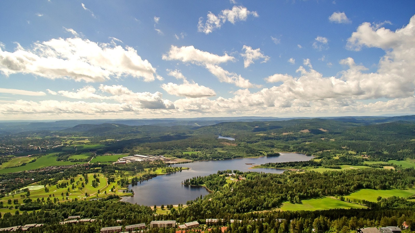 Beliggenheten er super for de som liker friluftsliv og utendørsaktivitet. Nærområdet kan by på flotte turstier og naturopplevelser i Mærradalen, samt fine turstier og skiløyper langs Lysakerelva mot fjorden og Bogstadvannet. Galleribilde