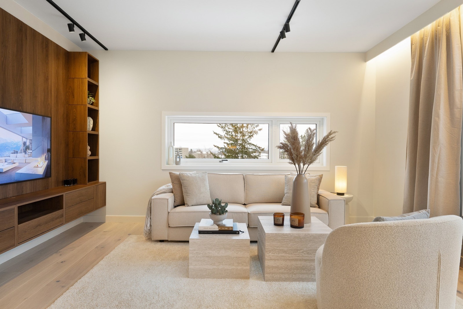 Gjennomtenkt planløsning, moderne detaljer og god atmosfære - perfekt for både hverdag og sosiale sammenkomster. Galleribilde