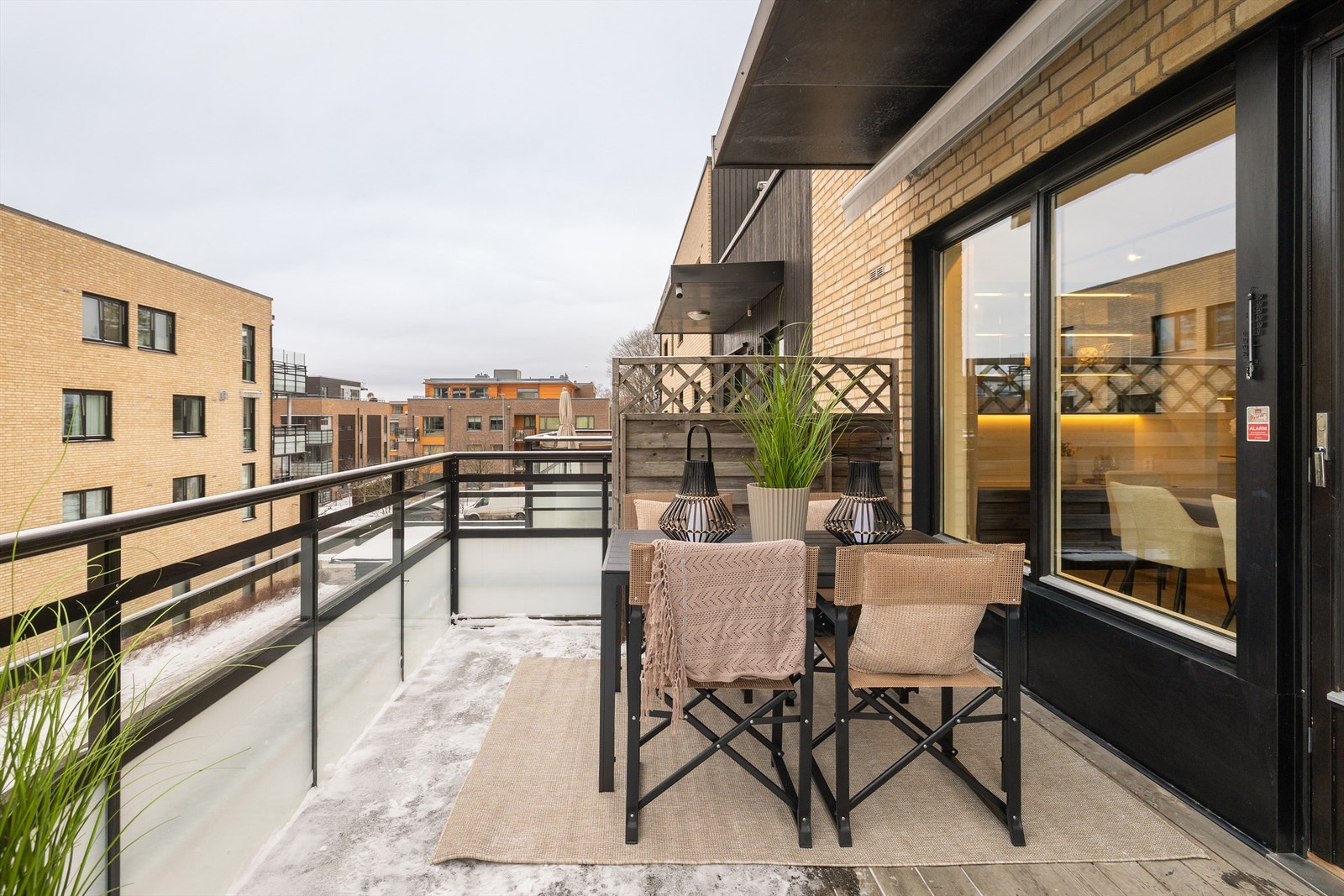 Balkongen ligger inn mot et rolig gårdsrom, skjermet for trafikk og innsyn. Galleribilde