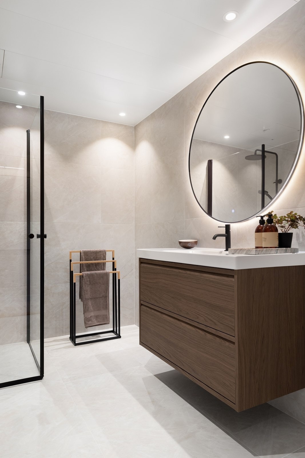 Innredningen består av servantskap med overliggende vask og et vakkert, rundt speil med stemningsbelysning. Galleribilde