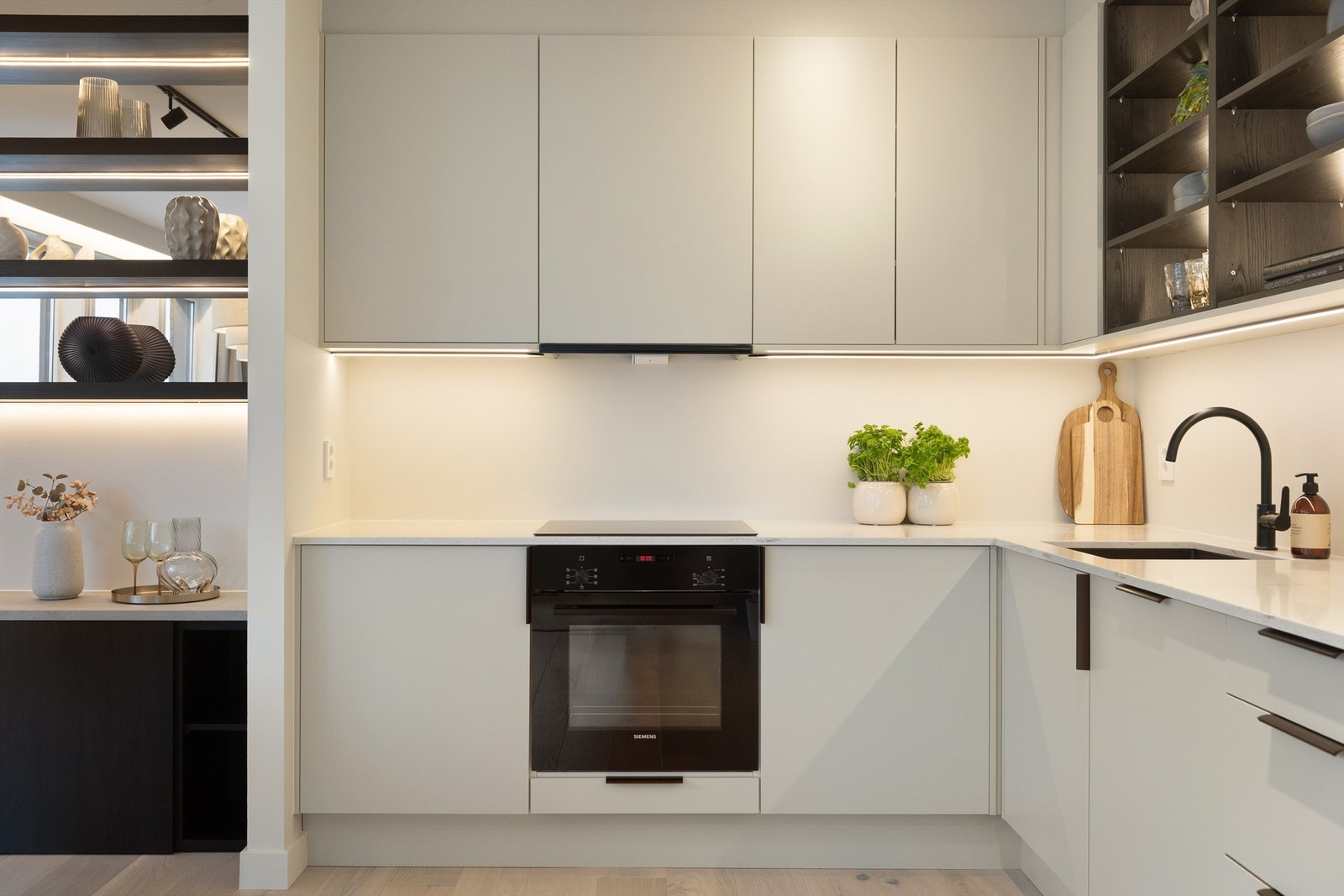 Det er montert både komfyrvakt og waterguard, slik du forventer i et moderne hjem. Over platetoppen er det en ny kjøkkenhette fra Røroshetta. Galleribilde