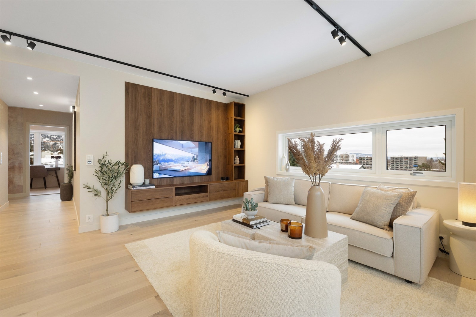 Stuen oppleves romslig og innbydende, med god plass til en romslig sofagruppe. Galleribilde