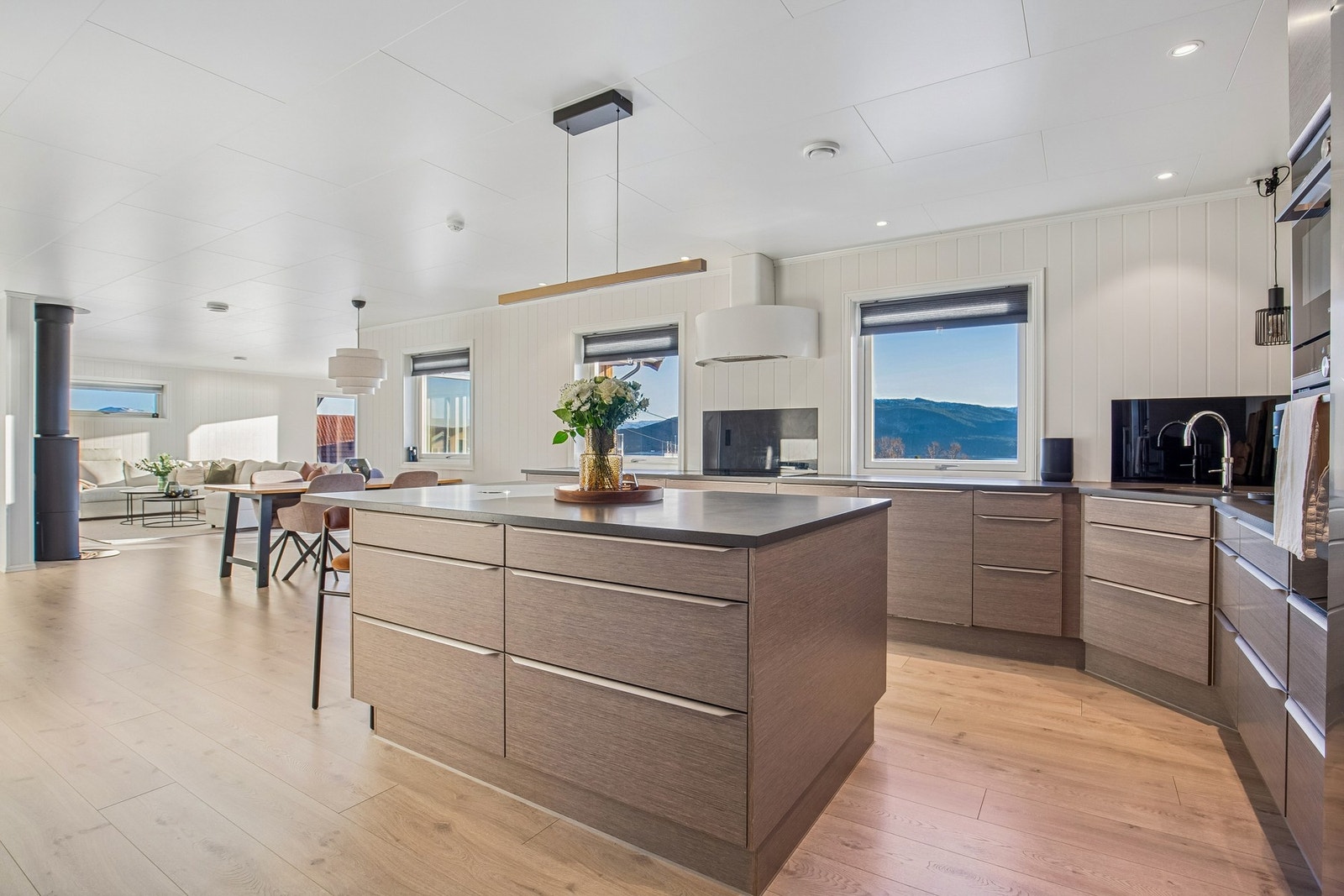 Kjøkkenet er av meget god størrelse og har god skap og benkeplass. Åpen løsning til stue Galleribilde