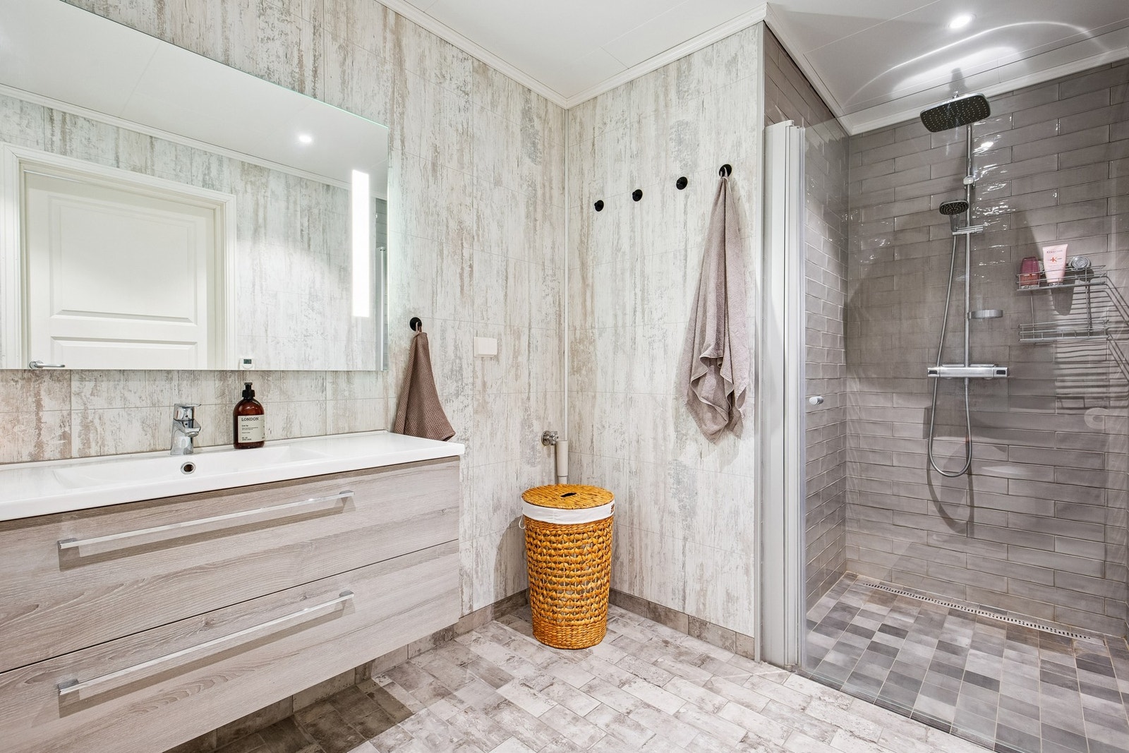 Bad 1, innredning m/nedfelt servant, dusjnisje og wc Galleribilde