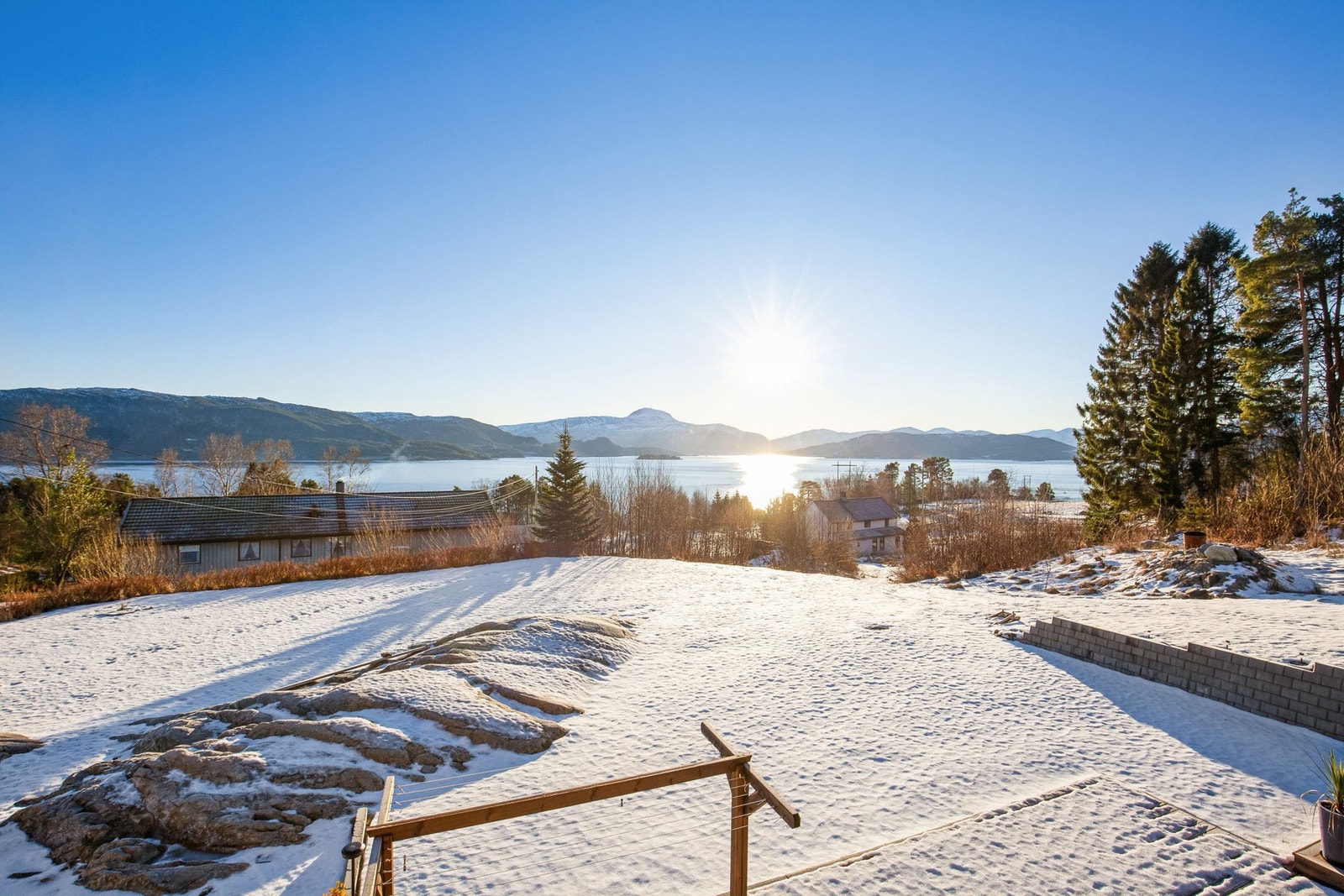 Tomten er opparbeidet med plen og beplantning Galleribilde