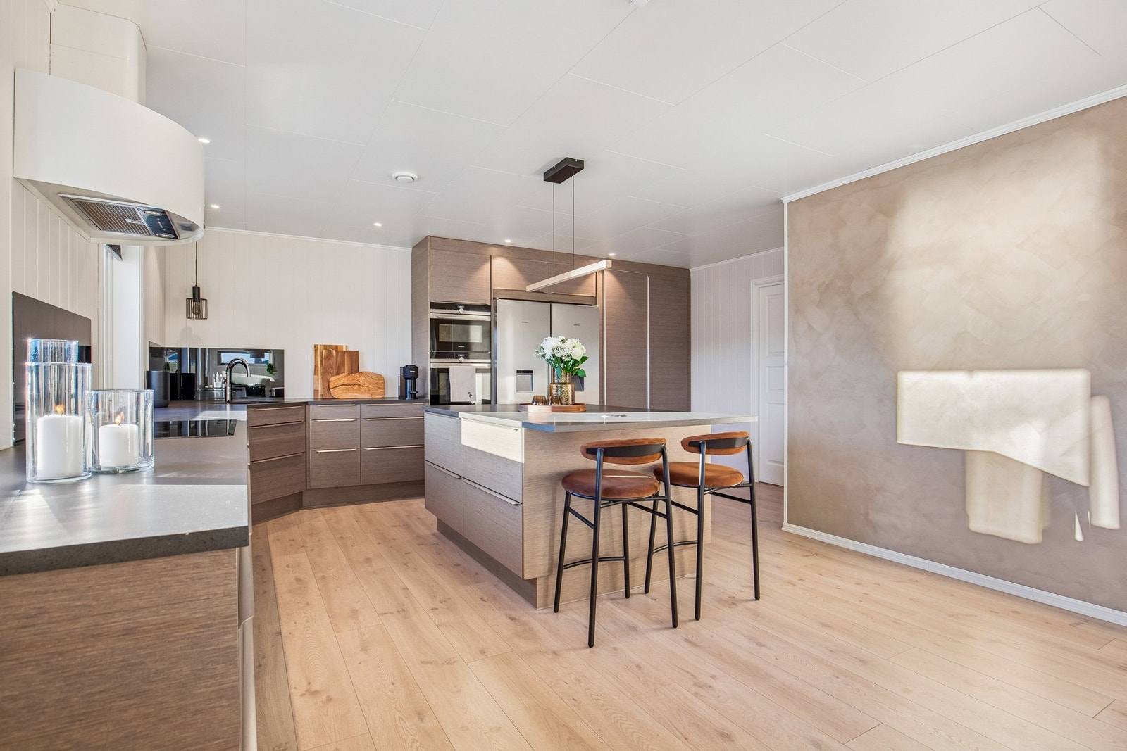 Delikat kjøkken, innredning fra HTH med kjøkkenøy, integrerte hvitevarer Galleribilde