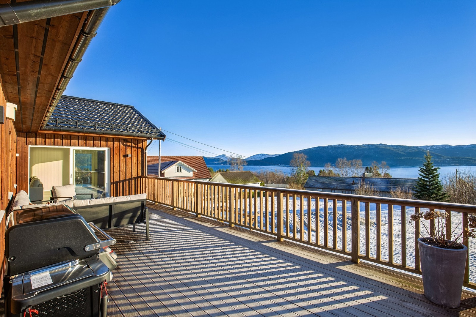 Flott utsikt ! Her kan fine sommerkvelder virkelig nytes. Galleribilde