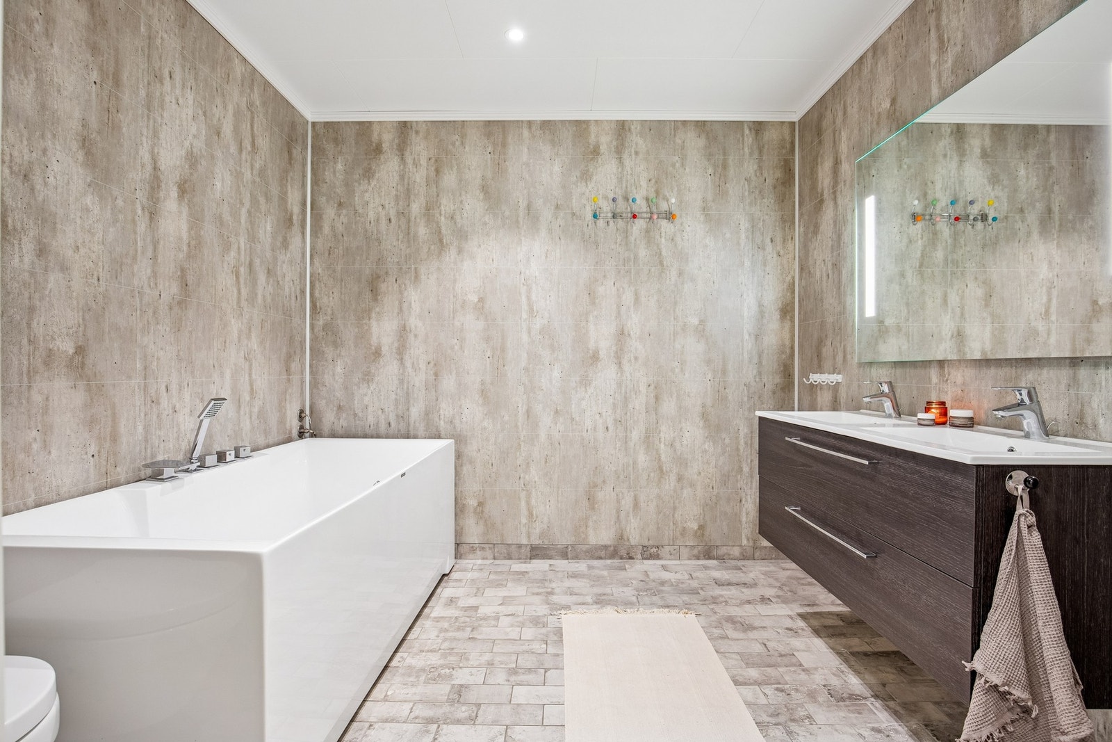 Bad 2, innredning m/nedfelt servant, badekar og wc Galleribilde