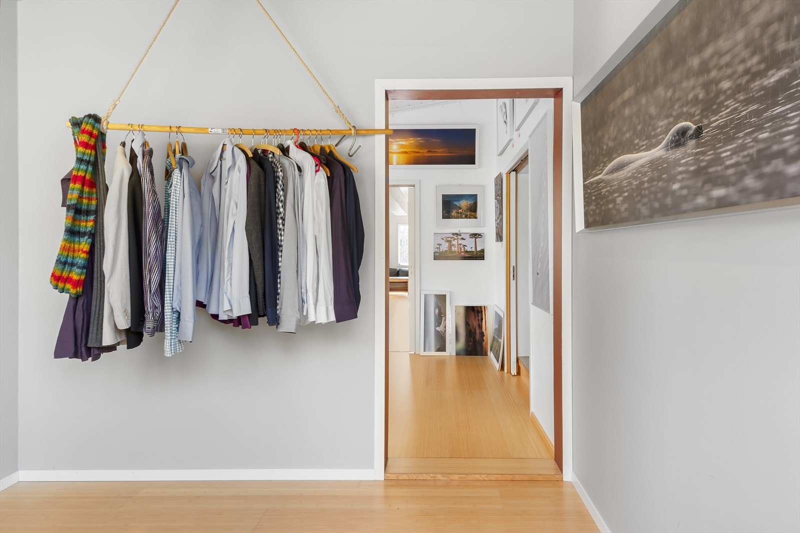 Hall med god plass til sko og yttertøy Galleribilde