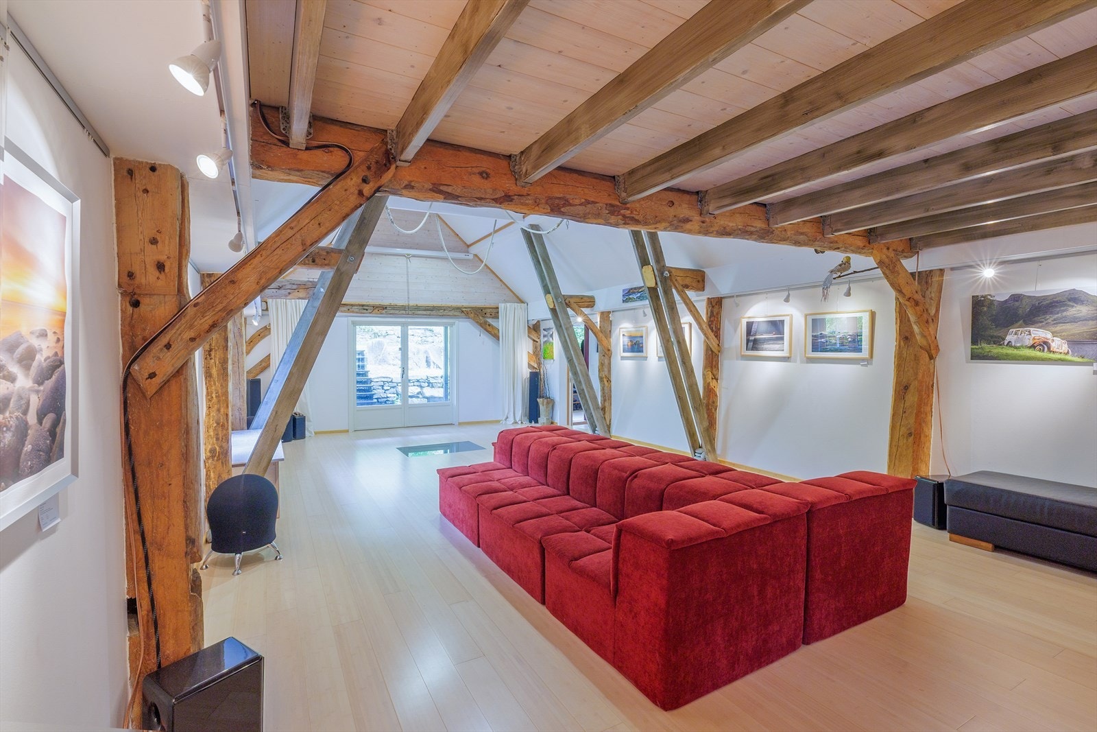 Galleriet er en ombygget låve, arbeid gjort i 2010 Galleribilde