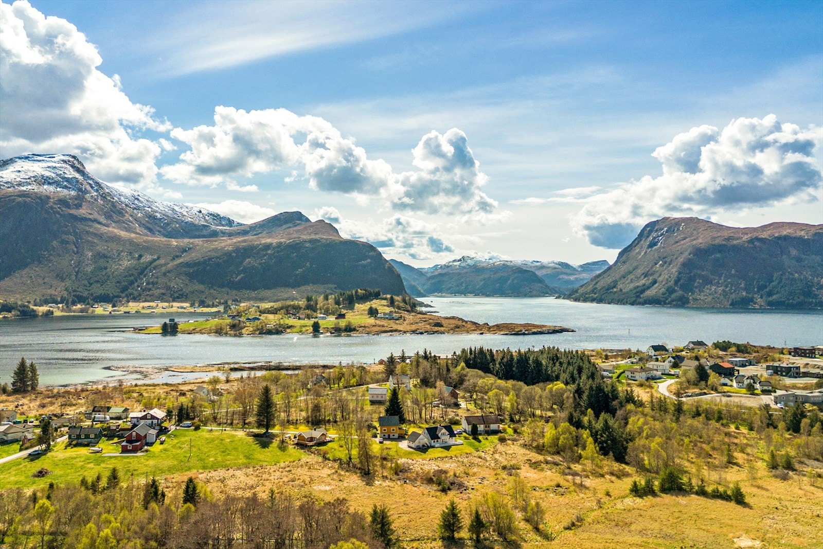 Eiendommen ligger i naturskjønne omgivelser i Selje Galleribilde