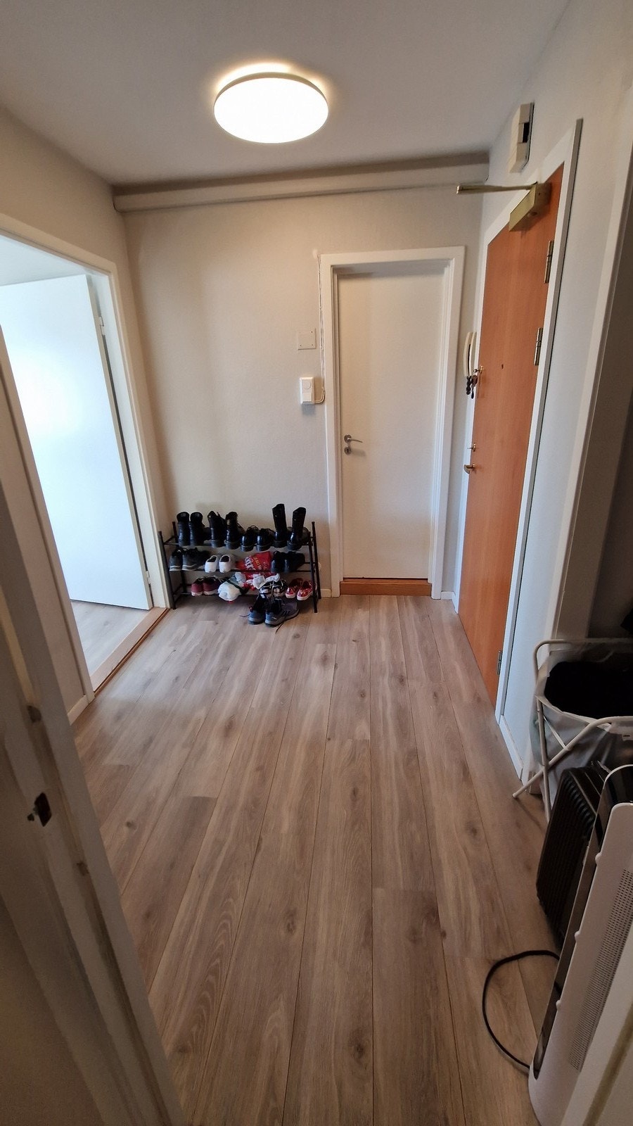 Romslig entre med god plass til å henge fra seg yttertøy. Tilknyttet callinanlegg. Galleribilde