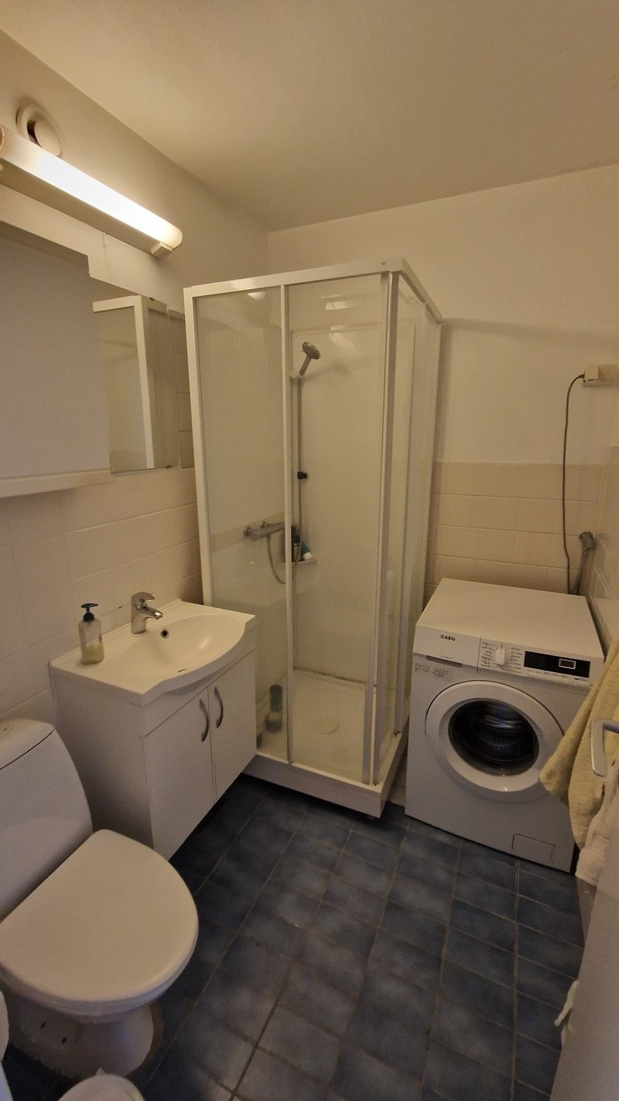 Flislagt bad med. Vaskemaskin følger med. Galleribilde