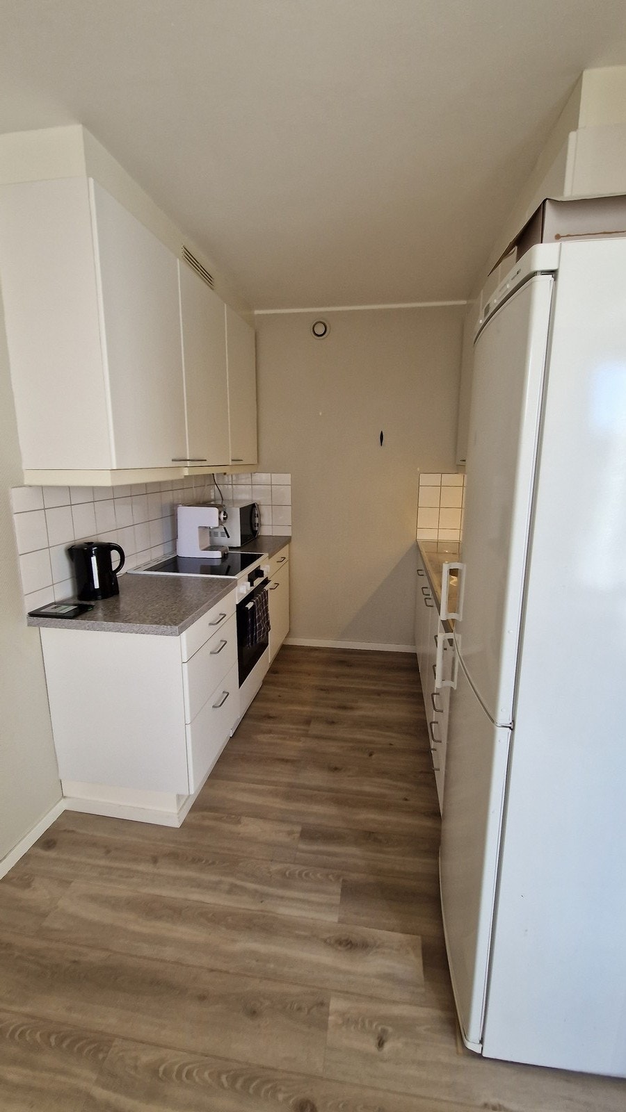 Lyst kjøkken. Kombiskap og komfyr med koketopp følger med. Galleribilde