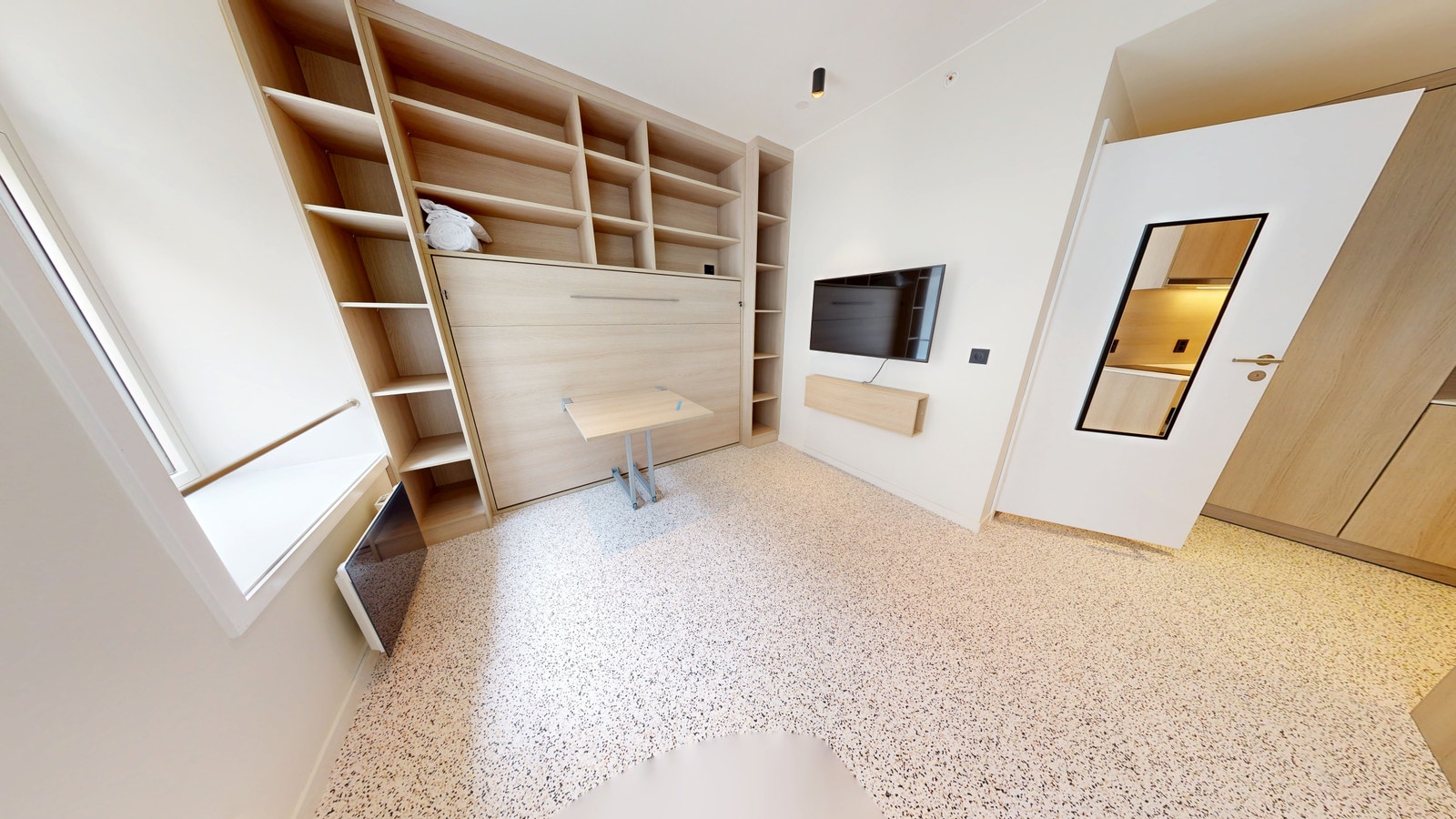 Vegghengt justerbar flatsjerm. Det følger med stoler til bordet Galleribilde