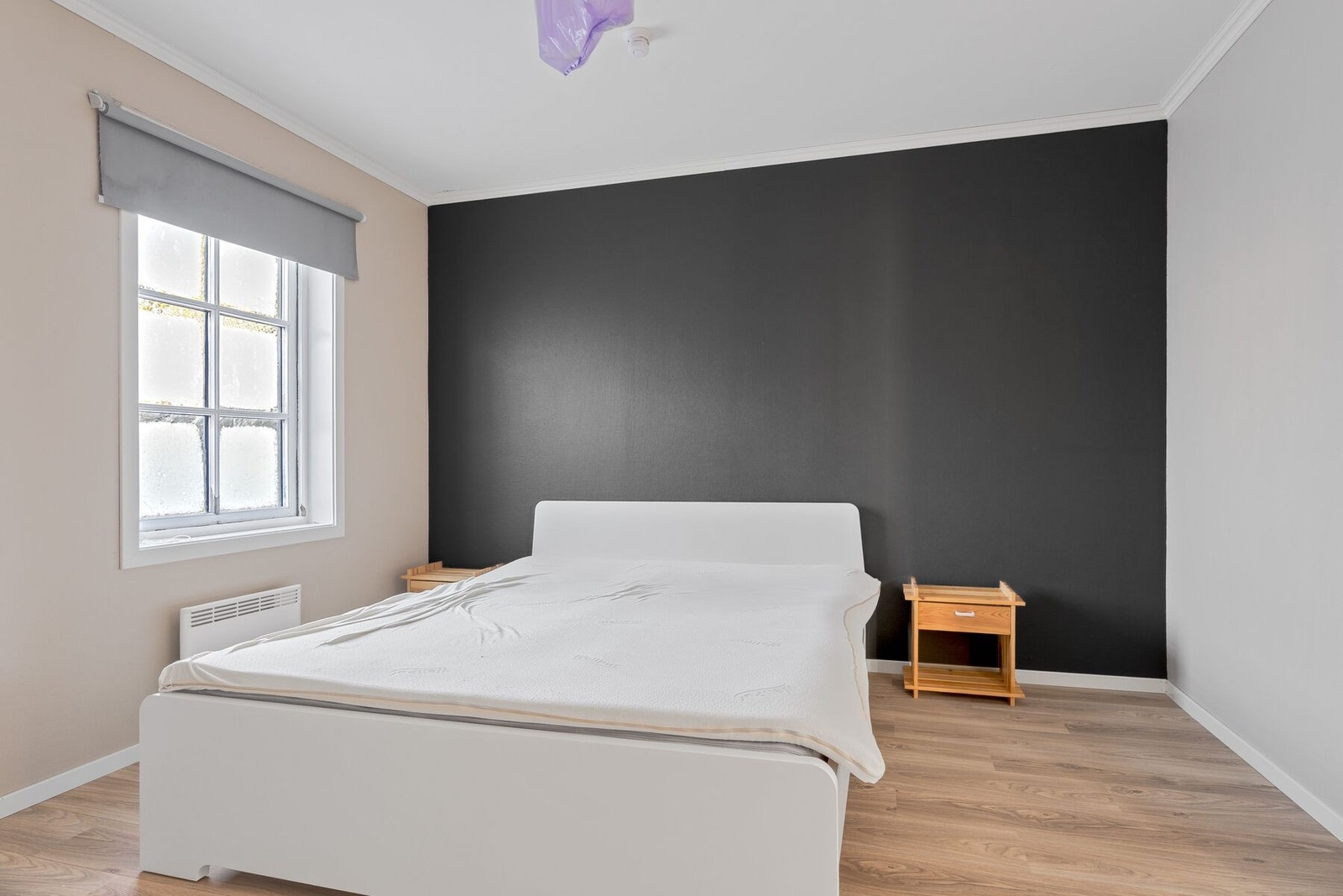 1 romslig soverom på ca. 11 kvm. Galleribilde